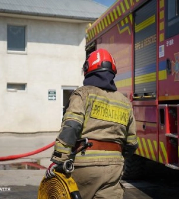 Це був суцільний ад: у Сваляві вщент згорів шелтер з ВПО. Де зараз 37 людей, які ледве врятувалися?
