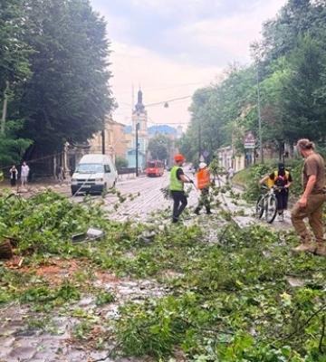 Негода у Львові: через удар блискавки дитина потрапила в реанімацію