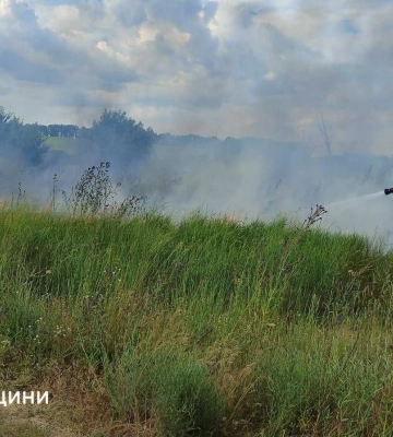 «Не кидайте недопалки на землю»: очерет та суха рослинність горіли на Черкащині (ФОТО)