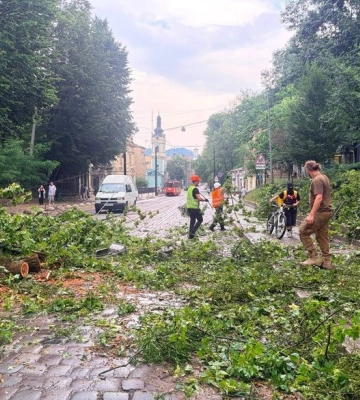 У Львові блискавка вразила 6-річну дівчинку, місто накрила сильна негода