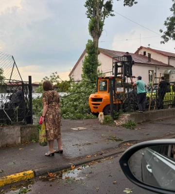 Блискавка влучила в 6-річну дівчинку у Львові