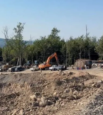 В Закарпатье провели обыски на крупном андезитовом карьере
