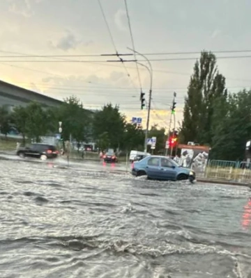 На Київ насувається потужна гроза: у деяких районах перебої зі світлом, відео