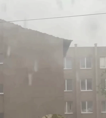 Буревій у Львові: місто ліквідовує наслідки негоди, пошкоджено транспорт і будівлі, повалено 90 дерев