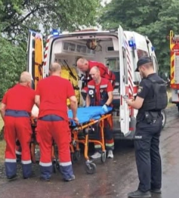 «Одна жінка аж синя була, не дихала»: очевидці про удар блискавки біля озера на Волині