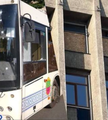 Россияне весь день обстреливали Запорожье: попали в автобус и здание ОГА, пострадали люди