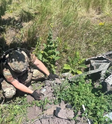 Взрывотехники обезвредили боевую часть вражеского дрона в Нежинском районе. ФОТОРЕПОРТАЖ