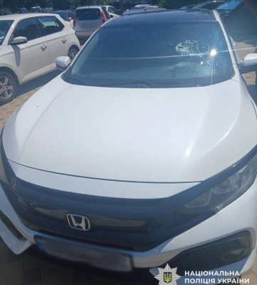 У Києві п’яний покидьок розбивав вікна припаркованих автомобілів металевою палицею (ФОТО)