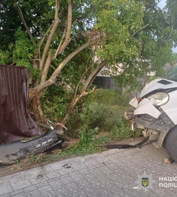 Завіз ровесників у паркан. У Львові водій не впорався з керуванням мікроавтобусом