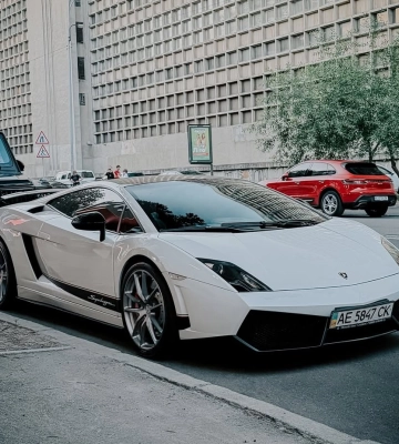 Мощный и сверхлегкий: в Киеве был замечен редкий электросуперкар Lamborghini 