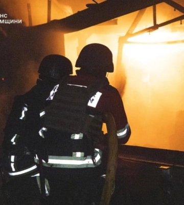 Рашисти атакували інфраструктуру Сум — виникли пожежі (, )
