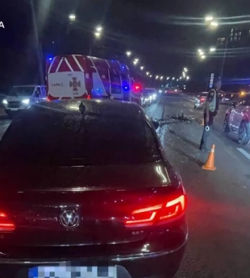 Нічна ДТП на Міхновського у Києві: рятувальники вирізали водія з авто 