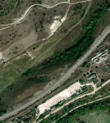 В Крыму после ночных взрывов загорелась железнодорожная подстанция