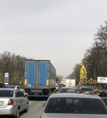В'їзд до Києва паралізовано: які напрямки краще оминати