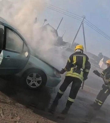 У Сарнах під час руху загорілося авто (ВІДЕО)