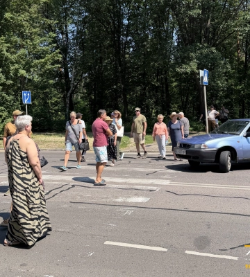 Черкасці вдруге перекрили дорогу через скандальну вирубку лісу (ВІДЕО)