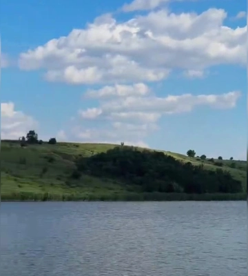 Украинка показала всеми забытое село с большим озером, где нет людей (фото, видео)