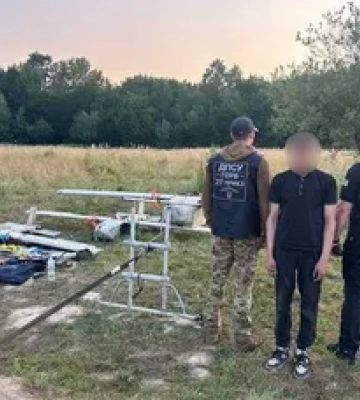 Закарпатські прикордонники пострілами зупинили контрабандиста сигарет з БпЛА