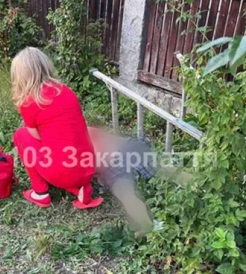 На Закарпатті чоловік загинув, збираючи черешні (ФОТО 18+)