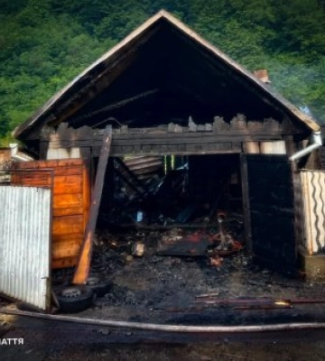 Поки господарі спали, сусідів розбудив тріск серед ночі: на Закарпатті вогонь ледь не знищив будинок