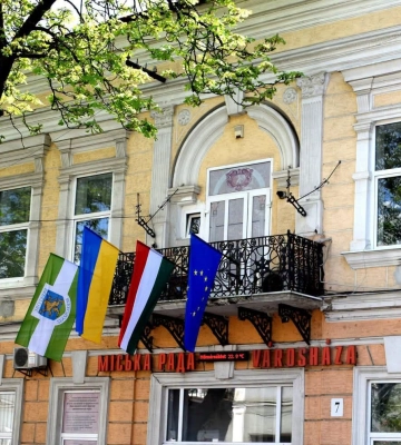 Через спеку Берегівська міська рада працюватиме до обіду