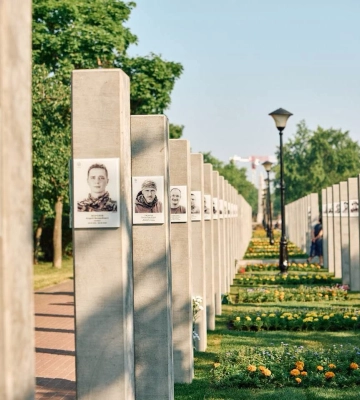 Вместо чествования — жалоба: почему родственники погибших воинов требуют снять портреты с Аллеи Героев
