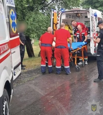 Семеро людей постраждали через влучання блискавки біля водойми на Волині