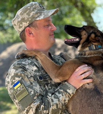 Ірма знає слід, Роман – свою справу: історія прикордонного кінолога з Волині та його хвостатої помічниці