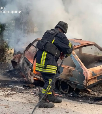 Россияне ударили дроном по гражданскому автомобилю в Херсоне: один человек погиб, еще трое ранены