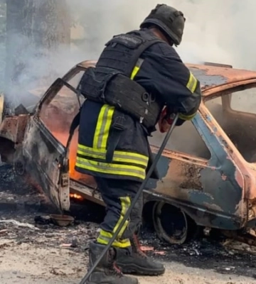 Війська РФ атакували дроном цивільне авто в Херсоні, одна людина загинула, три – поранені