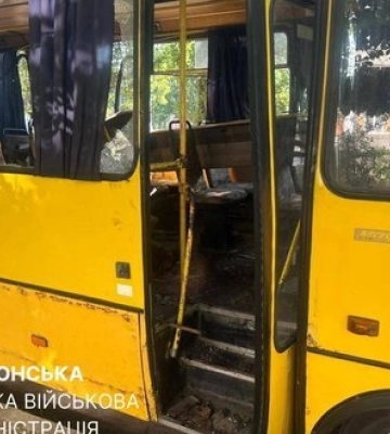 Рашисти вдарили дроном по маршрутці в Херсоні: двоє загиблих, 5 поранених. ФОТОрепортаж