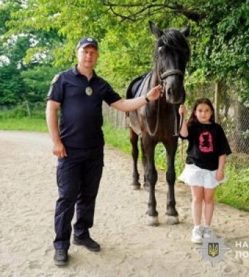 Коні, що лікують душі: на Закарпатті організували день психотерапії для родин ветеранів
