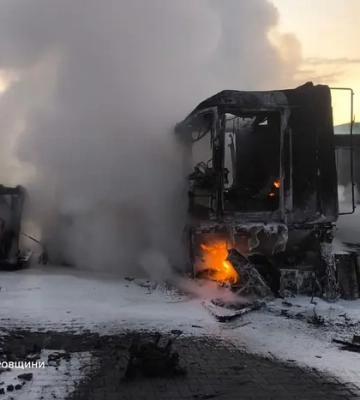 Удар по АЗС на Дніпропетровщині: рятувальники показали наслідки