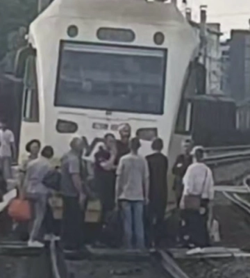 У Львові люди перекривали рух потягу (відео)