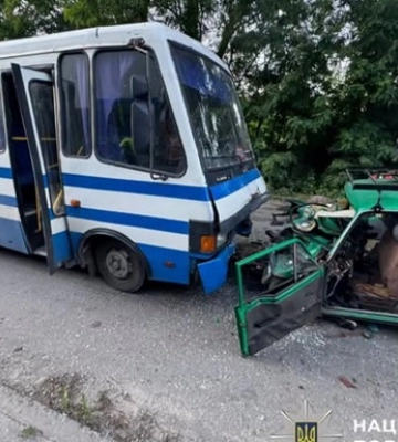 Под Киевом ВАЗ врезался в автобус: погиб ребенок