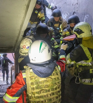 Из-под завалов жилого дома в Харькове спасатели деблокировали восемь человек 