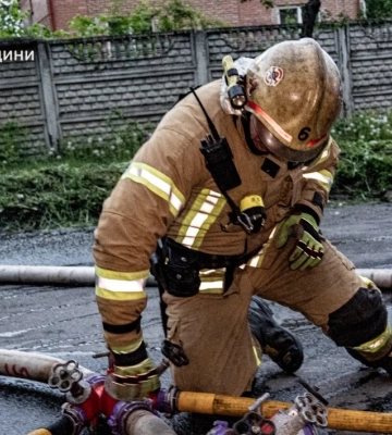 Удар КАБами по Харкову: пошкоджено двоповерхівку, під завалами шукають людей
