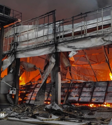 Во время ночной атаки на Николаевщину горел супермаркет, поврежден склад