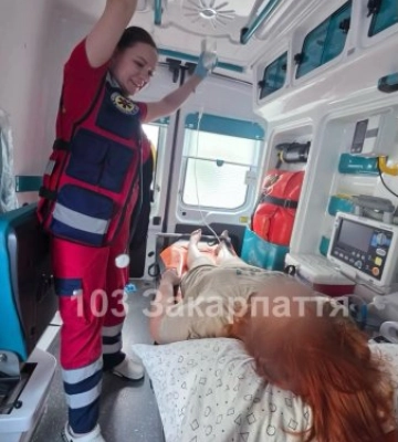 Прийняла таблетку і ледь не померла на очах у дитини: на Закарпатті жінку рятували від анафілактичного шоку