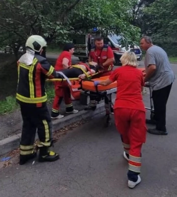 В Киеве женщина выпала из окна горящего многоэтажного дома: в ГСЧС рассказали, жива ли она