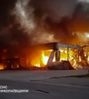 На Миколаївщині дрон атакував будівельний супермаркет у Снігурівці, сталася масштабна пожежа
