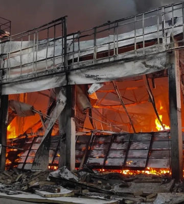 Во время ночной атаки на Николаевщину горел супермаркет, поврежден склад