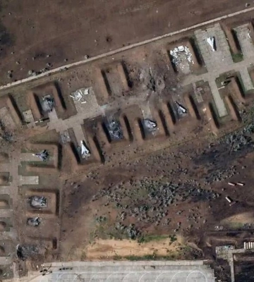 В Крыму рядом с военным аэродромом Саки возник масштабный пожар — спутниковые снимки