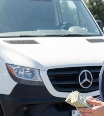 Mercedes за ціною двох: на Одещині посадовицю підозрюють у службовій недбалості