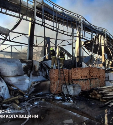 Росіяни вдарили по супермаркету на Миколаївщині — він вигорів повністю