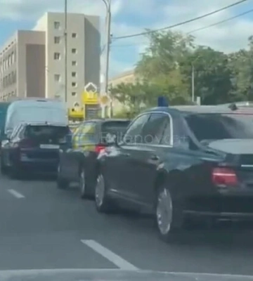 Паливна криза дісталася еліти: у Москві помітили урядові «Ауруси» біля АЗС (відео)