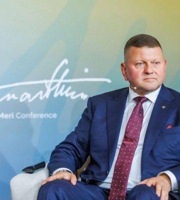 Залужный сказал Зеленскому, что будет баллотироваться в президенты. Банковая пыталась его отговорить, - СМИ