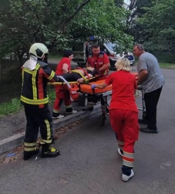 У Києві жінка випала з вікна палаючої багатоповерхівки: у ДСНС розповіли, чи жива вона