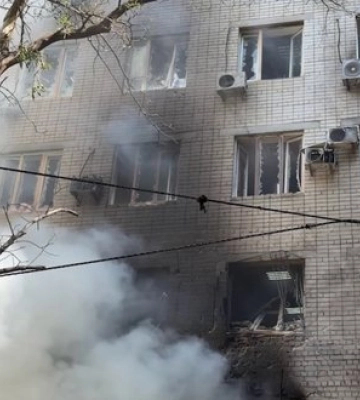 Рашисти атакували адмінбудівлю в Херсоні: загинула жінка, є поранені. ВIДЕО