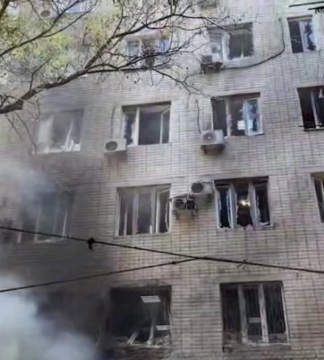 Атака ударним безпілотником РФ середмістя Херсона: поранені двоє жінок
